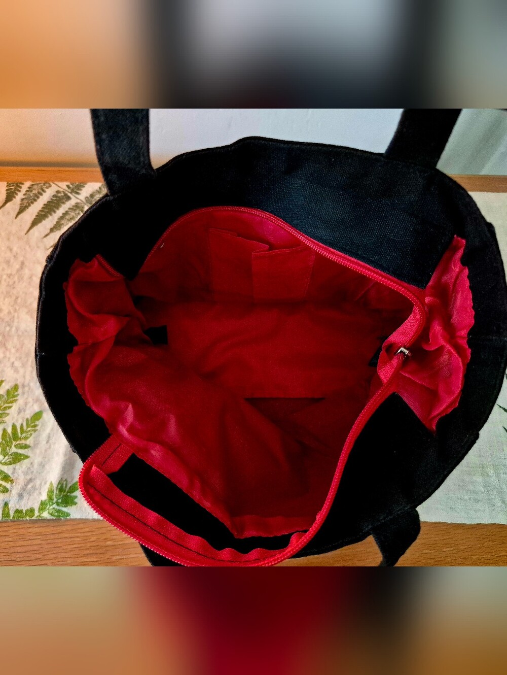 Robin Ruth Blk/Wht/Red New York Graphic Tote w/Coin Purse - Picture 4 of 9